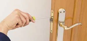 Affordable Locksmith Services Roslyn Heights, NY 516-447-0161 - trunk-unlock-01